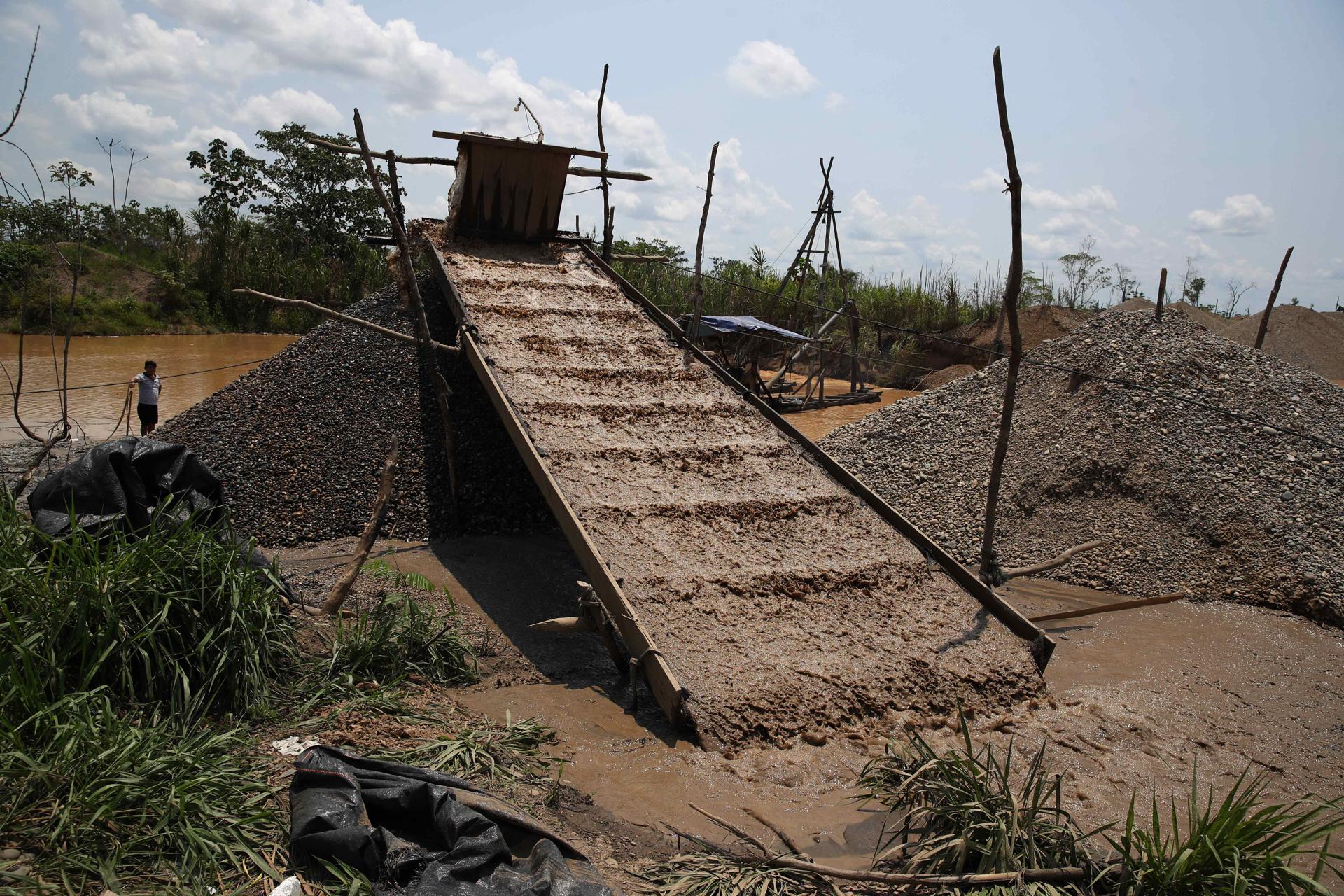 Fotografía de archivo que muestra dragas usadas en la minería ilegal de oro, en la comunidad indígena de San Jacinto, en la región de Madre de Dios (Perú). EFE/Paolo Aguilar