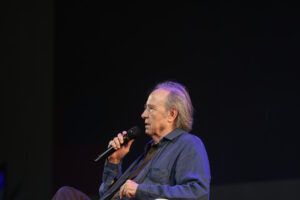El escritor y periodista, Sergio Ramírez (fuera de cuadro), habla con el cantante y compositor español, Joan Manuel Serrat, durante la inauguración del festival Centroamérica Cuenta este martes, en Ciudad de Guatemala (Guatemala). EFE/ Mariano Macz