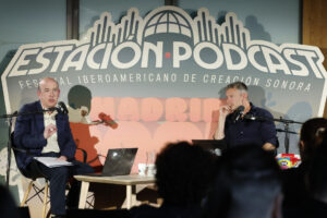 El periodista de la Agencia EFE, José Manuel Sanz (i) y el periodista de AFP Alexandre Grosbois (d) participan en el festival iberoamericano de creación sonora Estación Podcast, este jueves en Madrid. "Estación Podcast", el Festival Iberoamericano de Creación Sonora, ha acogido este jueves la presentación de TAM, la primera plataforma digital multilingüe para el intercambio y compraventa de audio de calidad, promovida por el consorcio European Audio Dataspace, liderado por la agencia de noticias francesa AFP y en el que también participa la Agencia EFE. EFE/ Juan Carlos Hidalgo