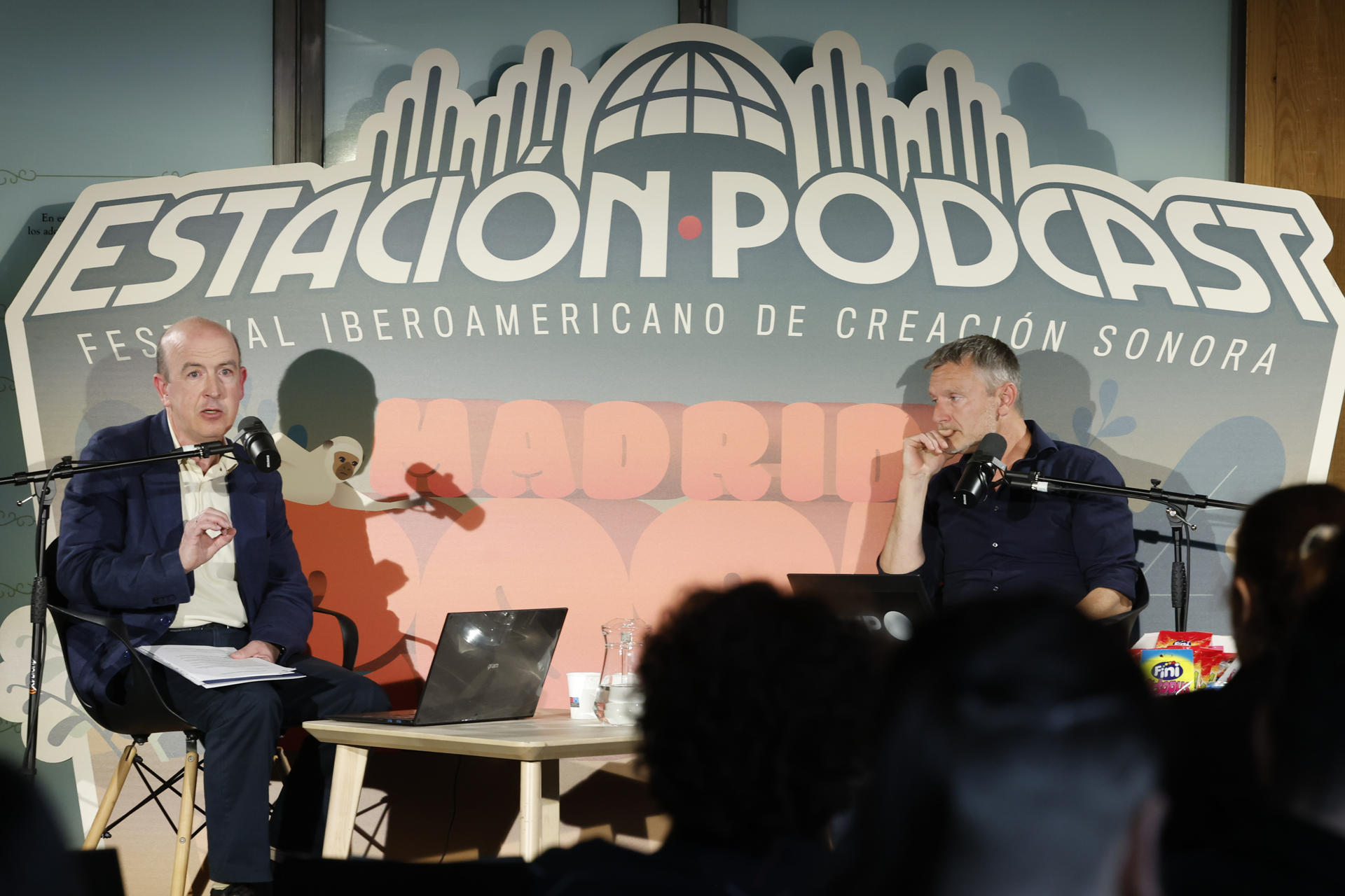 El periodista de la Agencia EFE, José Manuel Sanz (i) y el periodista de AFP Alexandre Grosbois (d) participan en el festival iberoamericano de creación sonora Estación Podcast, este jueves en Madrid. "Estación Podcast", el Festival Iberoamericano de Creación Sonora, ha acogido este jueves la presentación de TAM, la primera plataforma digital multilingüe para el intercambio y compraventa de audio de calidad, promovida por el consorcio European Audio Dataspace, liderado por la agencia de noticias francesa AFP y en el que también participa la Agencia EFE. EFE/ Juan Carlos Hidalgo