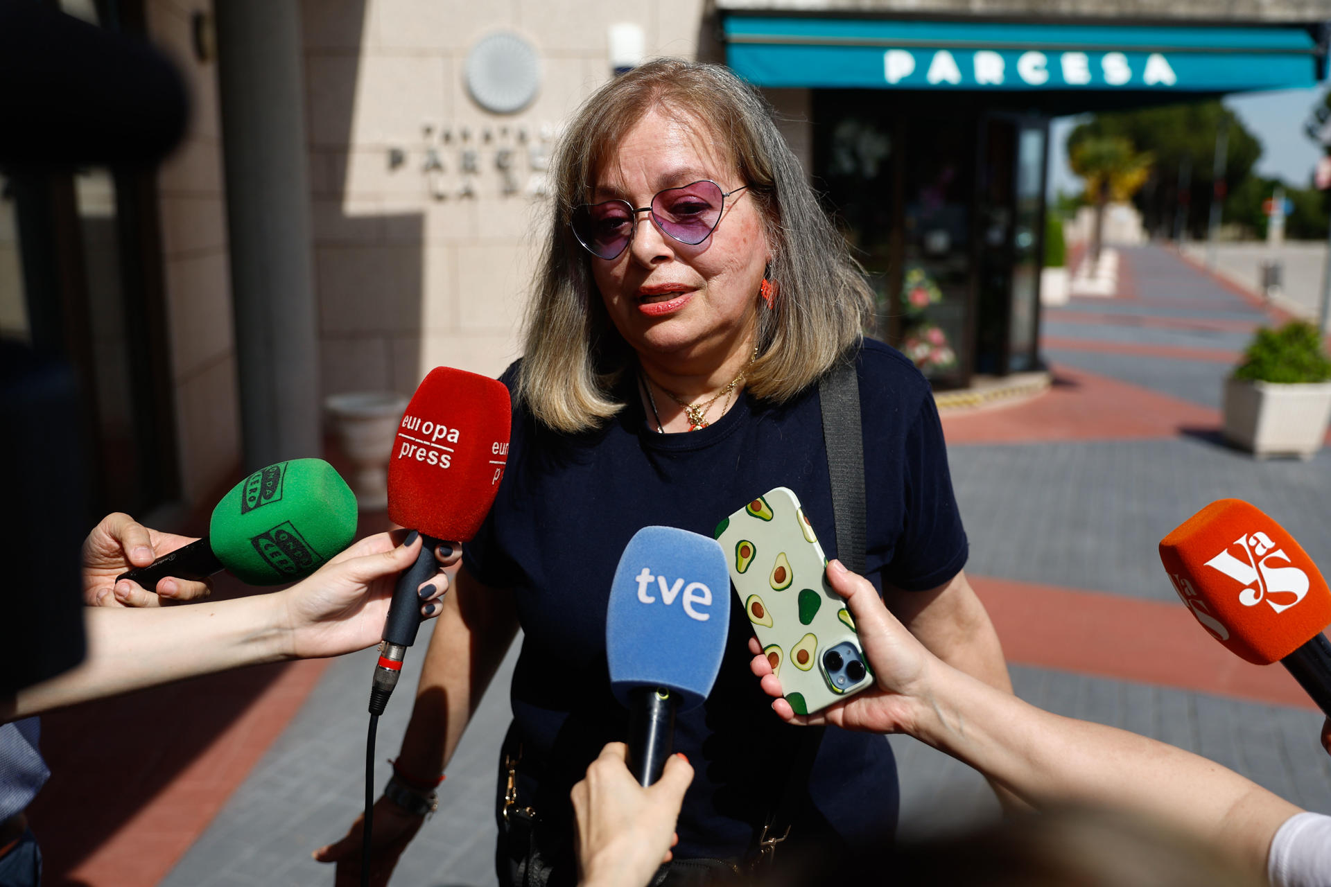 Emma Ozores, sobrina del fallecido, atiende a los medios a su llegada a la capilla ardiente del cineasta Mariano Ozores, este miércoles en el tanatorio La Paz de Tres Cantos. EFE/ Rodrigo Jiménez