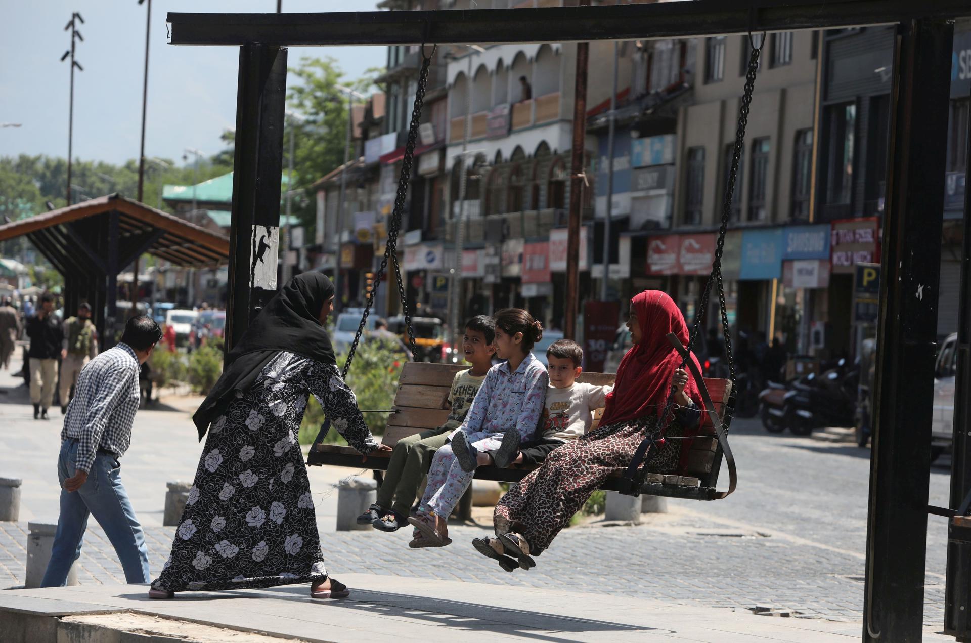 Niños jugando en un columpio en Srinagar, India, el 12 de mayo de 2025. India y Pakistán no informaron de incidentes de disparos durante la noche tras un acuerdo de alto el fuego el 10 de mayo, después de días de escalada militar. EFE/EPA/FAROOQ KHAN