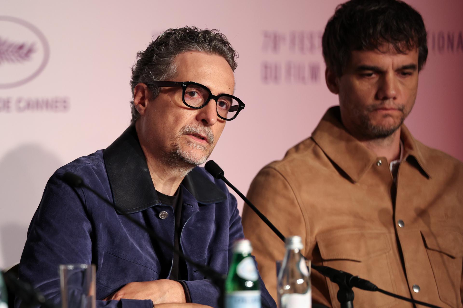 Kleber Mendonça Filho (i) y Wagner Moura asisten a la conferencia de prensa de 'O Agente Secreto (El agente secreto)' durante el 78º Festival de Cine de Cannes, el pasado lunes 19 de mayo de 2025. EFE/EPA/MONICA SCHIPPER / POOL