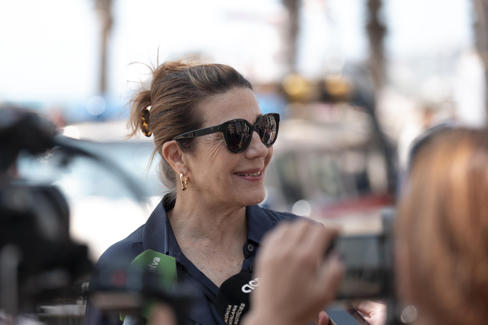 La actriz Emma Vilarasau posa este domingo en el paseo Marítimo de Blanes que acoge la inauguración del 'Rincón de la Estrellas', con placas conmemorativas de algunos de los premiados de honor en las dos primeras ediciones del Festival Internacional de Cine de Blanes. EFE/David Borrat