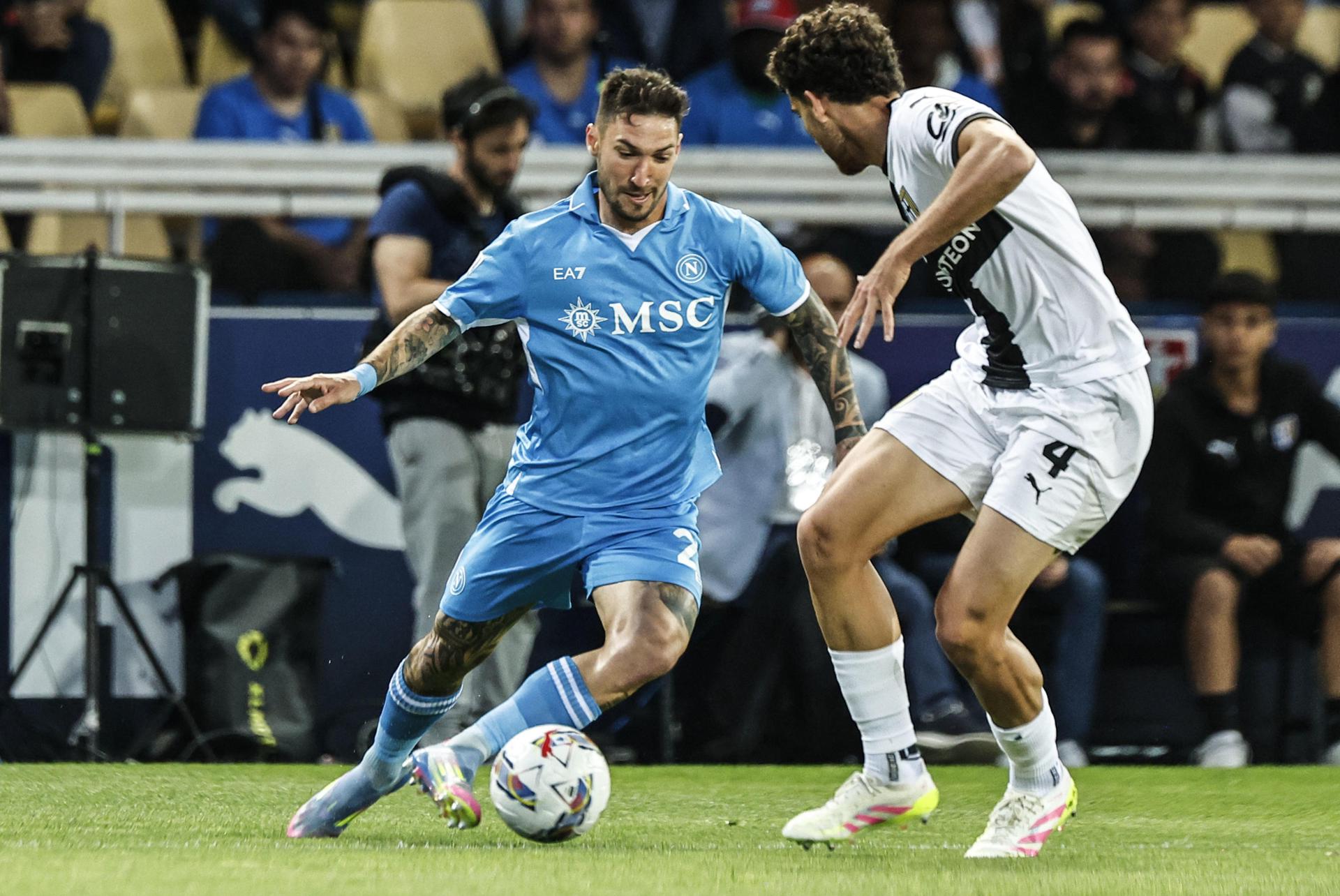 El jugador del Parma Botond Balogh (d) en acción con Matteo Politano, del Nápoles, durante el partido de la Serie A que han jugado Parma Calcio y SSC Napoli, en Parma, Italia. EFE/EPA/ELISABETTA BARACCHI