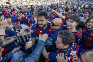 Los jugadores del Levante celebran el ascenso a Primera División tras ganar al Burgos CF este domingo en el partido de LaLiga Hypermotion celebrado en el Estadio Municipal El Plantío de Burgos. EFE/Santi Otero