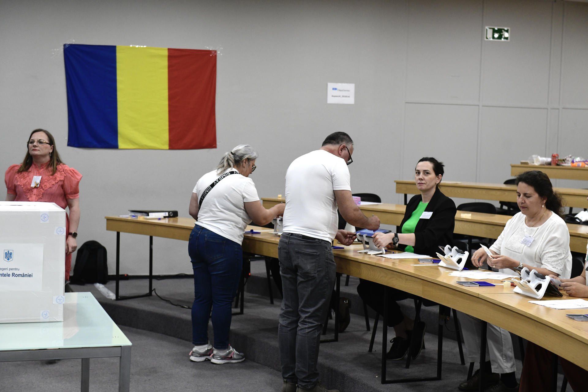 Los ciudadanos rumanos que viven en España ejercen su derecho en las elecciones presidenciales de su país en un colegio electoral habilitado en Coslada, Madrid, este domingo. EFE/Víctor Lerena