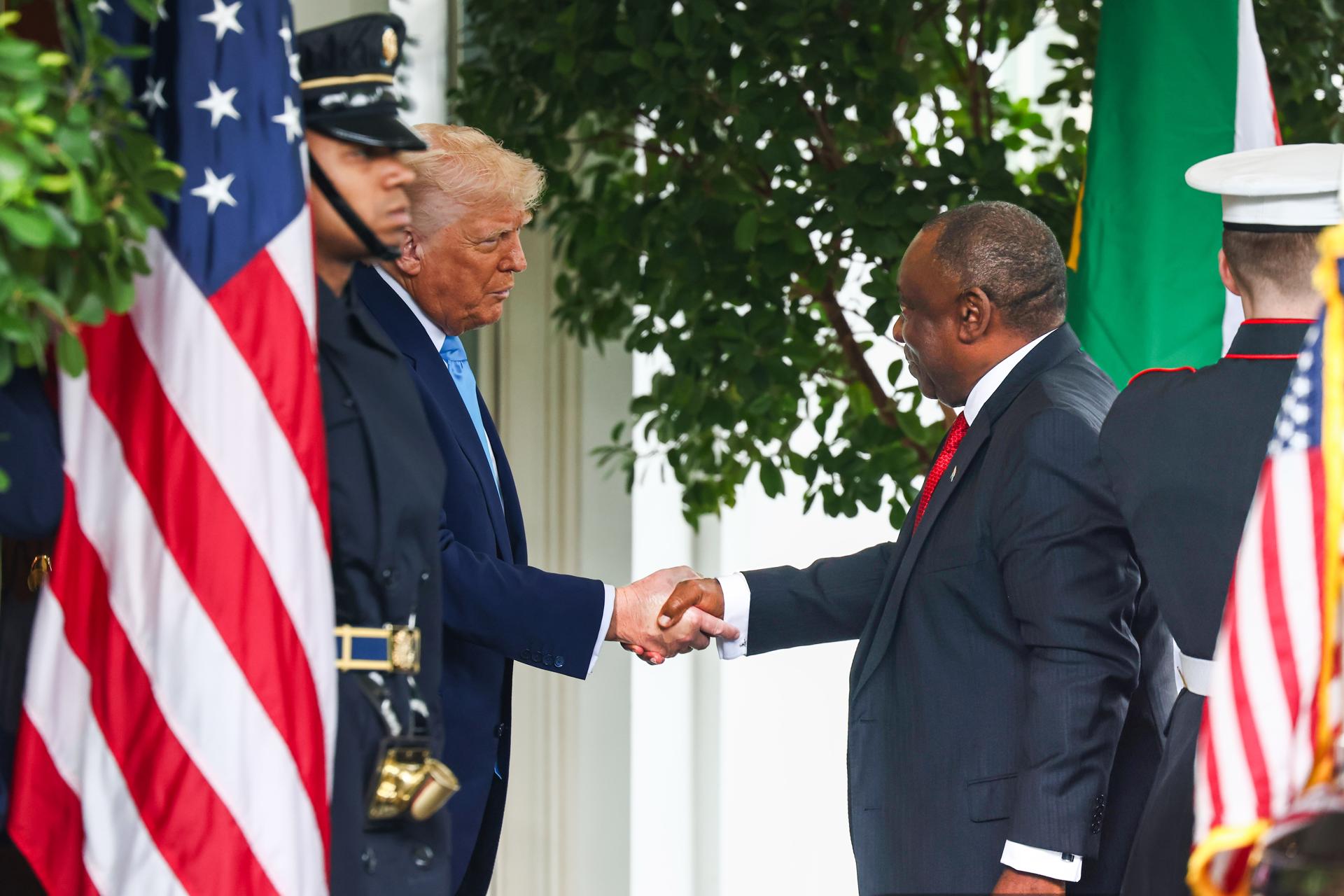 El presidente estadounidense, Donald Trump (i), da la mano a su homólogo de Sudáfrica, Cyril Ramaphosa (d), en la Casa Blanca en Washington. EFE/JIM LO SCALZO
//////////
WASHINGTON (United States), 21/05/2025.- US President Donald Trump (R) welcomes South Africa's President Cyril Ramaphosa (L) to the White House in Washington, DC, USA, 21 May 2025. Ramaphosa’s visit comes one week after Trump claimed there is an on-going genocide in South Africa and granted refugee status to 59 Afrikaners. (Sudáfrica) EFE/EPA/JIM LO SCALZO