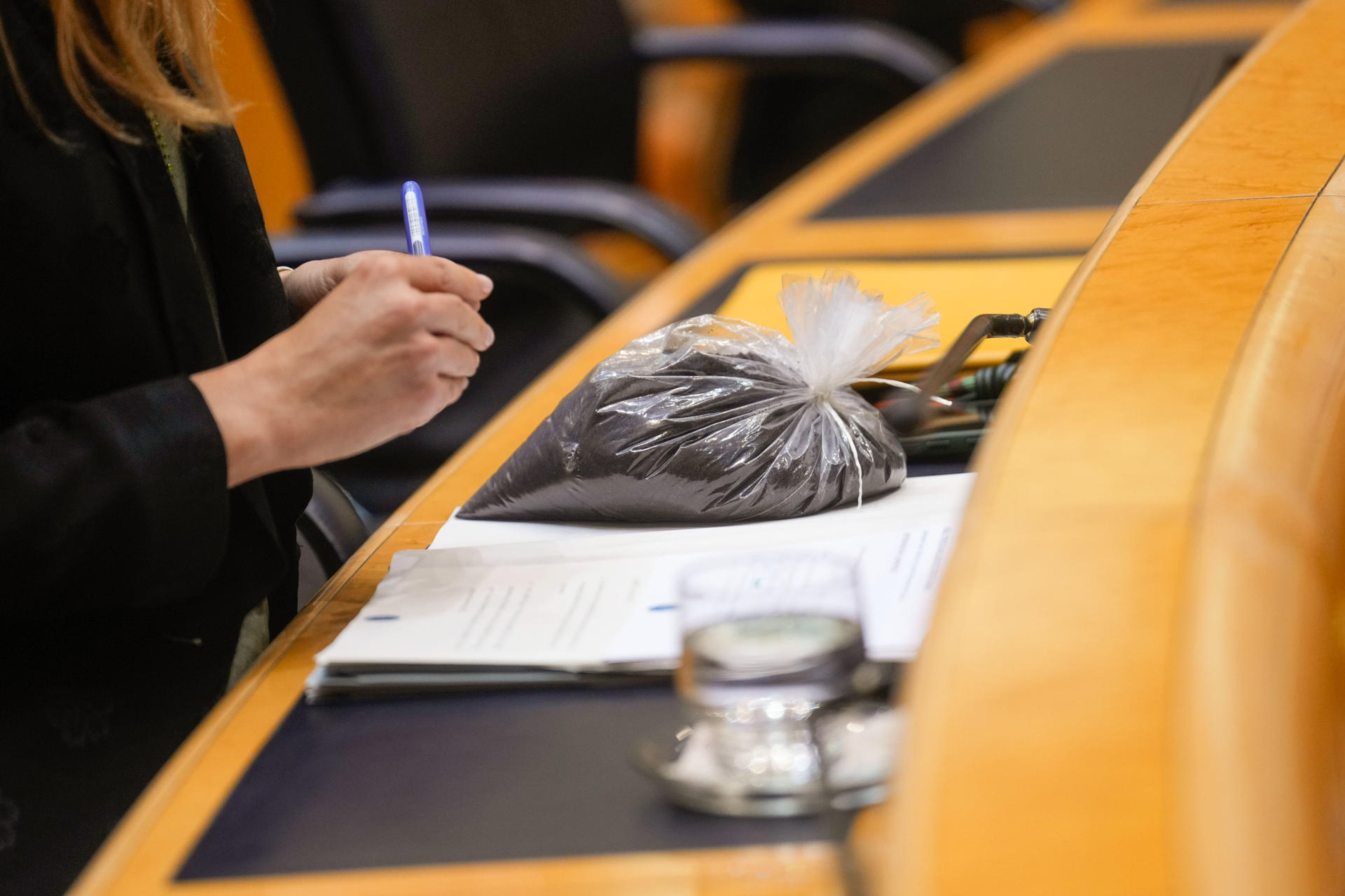 Vista de la bolsa llena de estéril minero colocada por el senador del PP Francisco Bernabé en el escaño de la vicepresidenta tercera y ministra para la Transición Ecológica, Sara Aagesen, como protesta y para exigir que se regenere la bahía de Portmán (Murcia), durante el pleno del Senado celebrado este martes. EFE/Borja Sánchez-Trillo