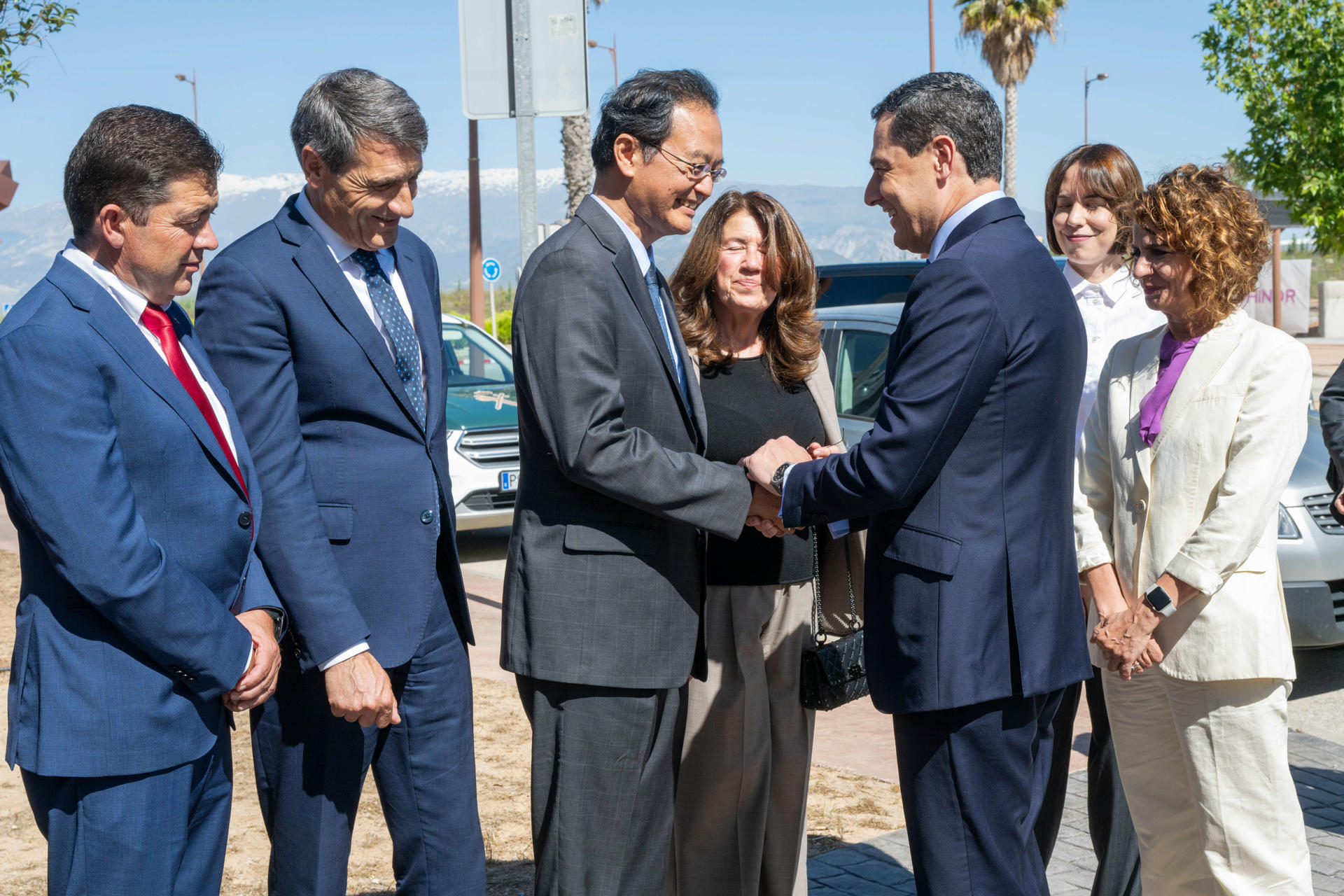 El embajador japonés, Takahiro Nakamae (3i) saluda al presidente andaluz, Juanma Moreno (3d) en presencia de la ministra de Ciencia, Innovación y Universidades, Diana Morant (2d) y de la vicepresidenta del Gobierno María Jesús Montero (d) durante el acto de colocación de la primera piedra del acelerador de partículas IFMIF-DONES en Escúzar (Granada). EFE/ Miguel Angel Molina