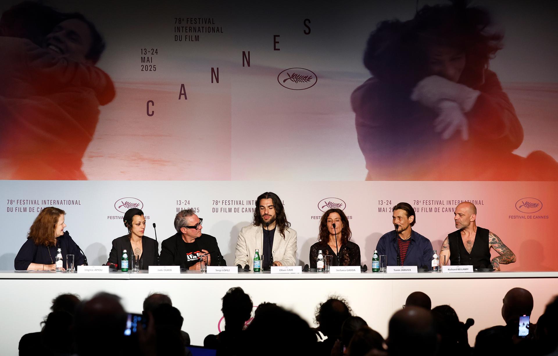 Virginie Apiou, Jade Oukid, Sergi Lopez, Oliver Laxe, Stefania Gadda, Tonin Janvier y Richard Bellamy durante la rueda de prensa de 'Sirat' en Cannes. EFE/EPA/SEBASTIEN NOGIER / POOL