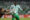 Kevin Viveros (d) de Nacional disputa un balón con Anthoni de Internacional en un partido de la fase de grupos de la Copa Libertadores. EFE/ STR