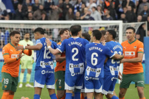 Los jugadores del Alavés discuten con los del Valencia tras una falta a Pepelu durante el partido de la jornada 36 de LaLiga EA Sports que Deportivo Alavés y Valencia CF disputaron en el estadio de Mendizorrotza, en Vitoria. EFE/Adrián Ruiz Hierro