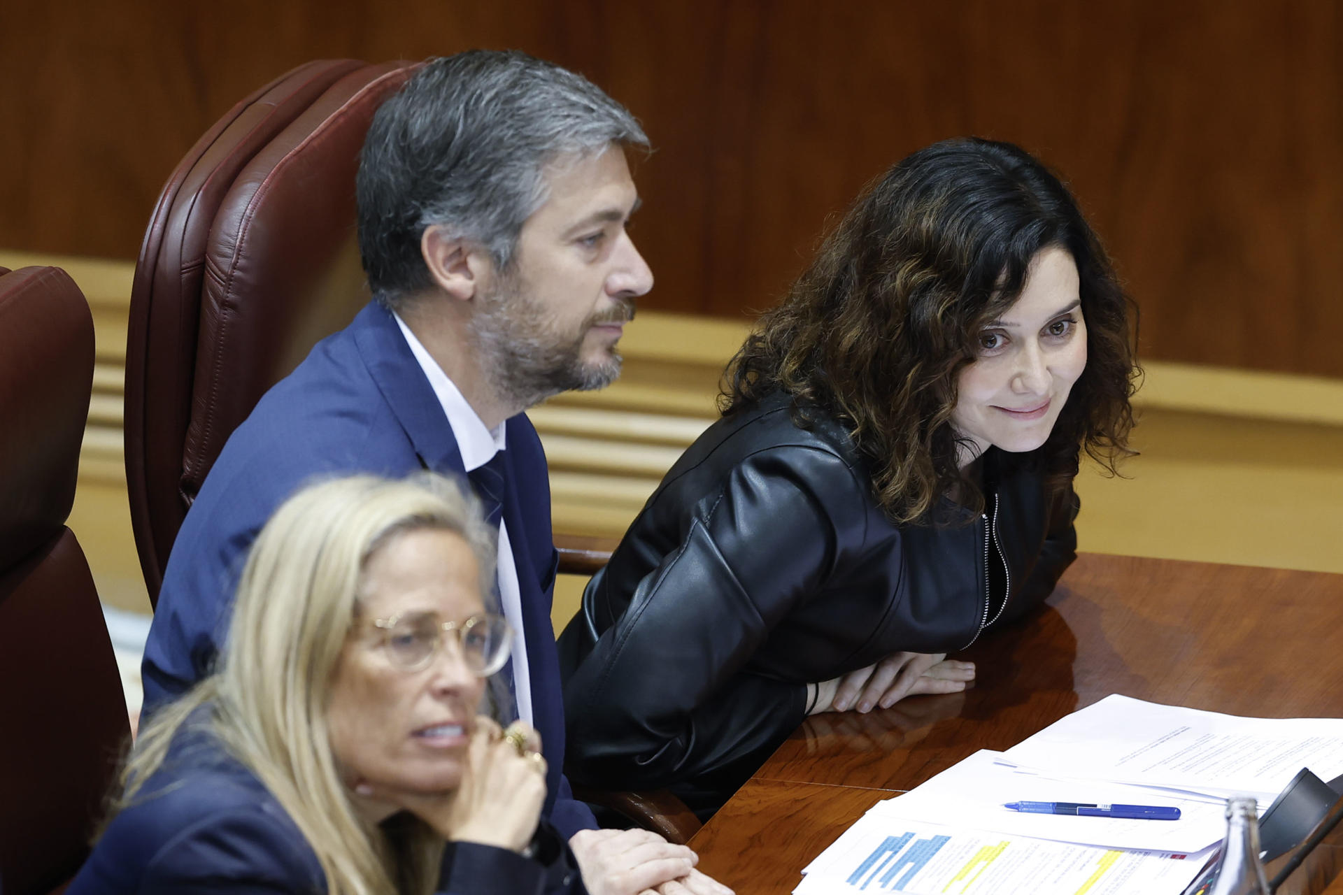 La presidenta de la Comunidad de Madrid, Isabel Díaz Ayuso (d), interviene durante el pleno de la Asamblea en Madrid, este miércoles. EFE/ Mariscal