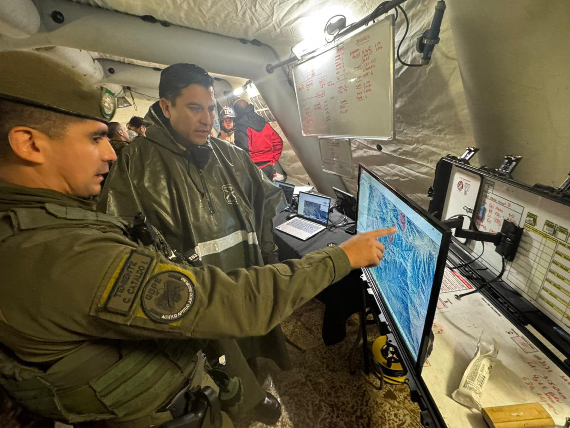 Fotografía cedida por Carabineros de Chile de integrantes del Grupo de Operaciones Policiales Especiales (GOPE) durante los trabajos de búsqueda de una avioneta extraviada este jueves, en comuna de Curacaví Santiago (Chile). EFE/CARABINEROS DE CHILE/