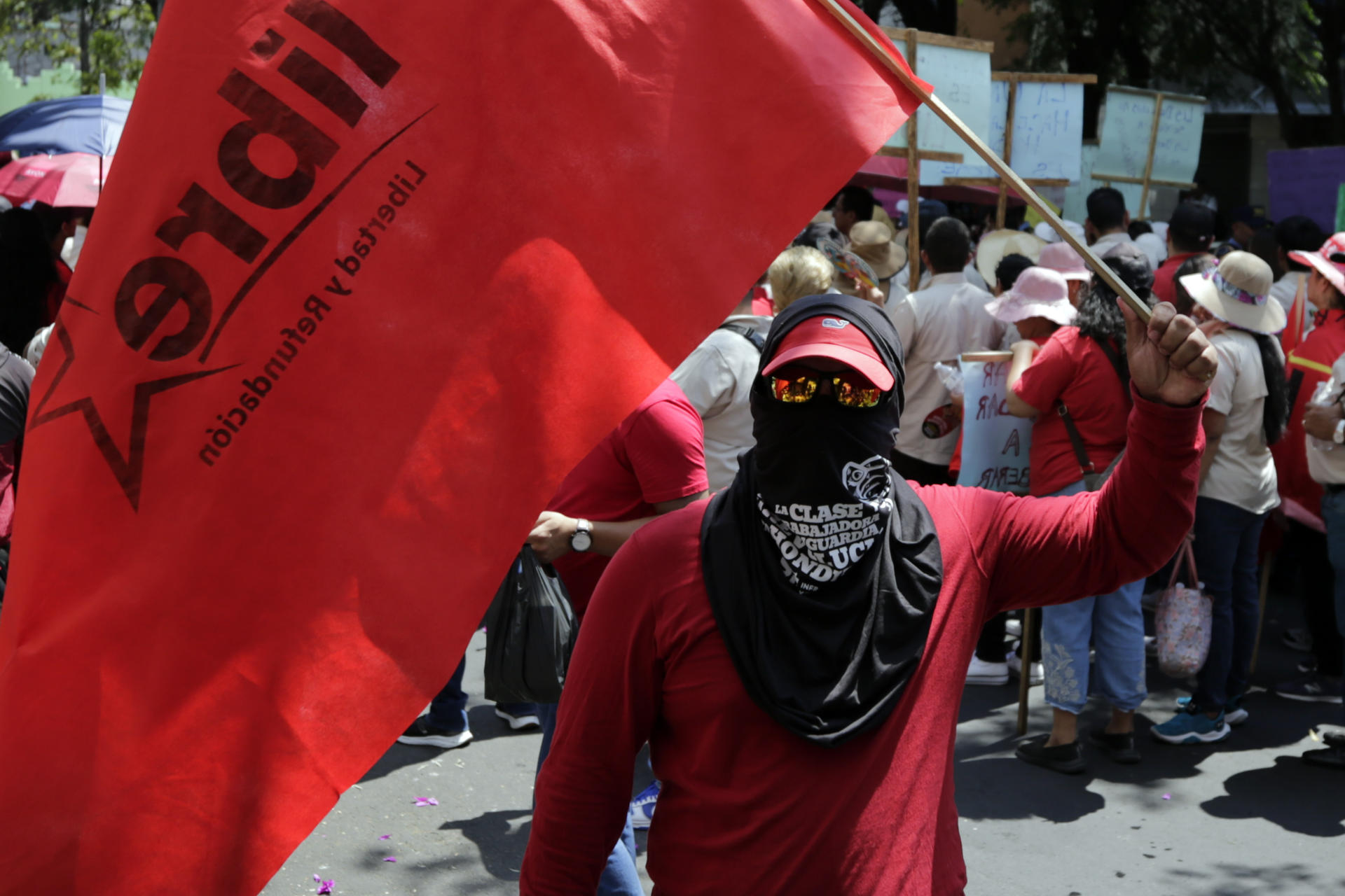 Un grupo de trabajadores fue captado este jueves, 1 de mayo, al marchar con motivo del Día Internacional del Trabajo, en Tegucigalpa (Honduras). EFE/Gustavo Amador