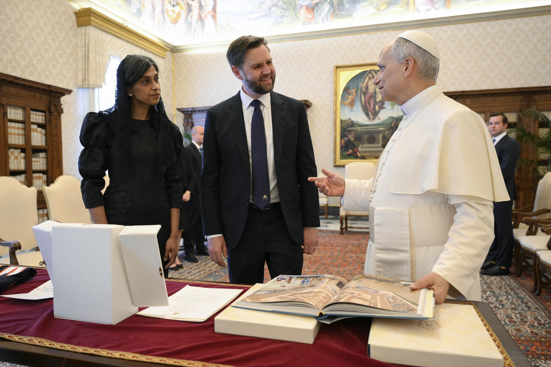 El papa León XIV, durante la reunión que mantuvo con el vicepresidente de Estados Unidos, JD Vance, y su esposa, Usha, este lunes en El Vaticano. EFE/ Simone Risoluti / Dicasterio para la Comunicación del Vaticano
