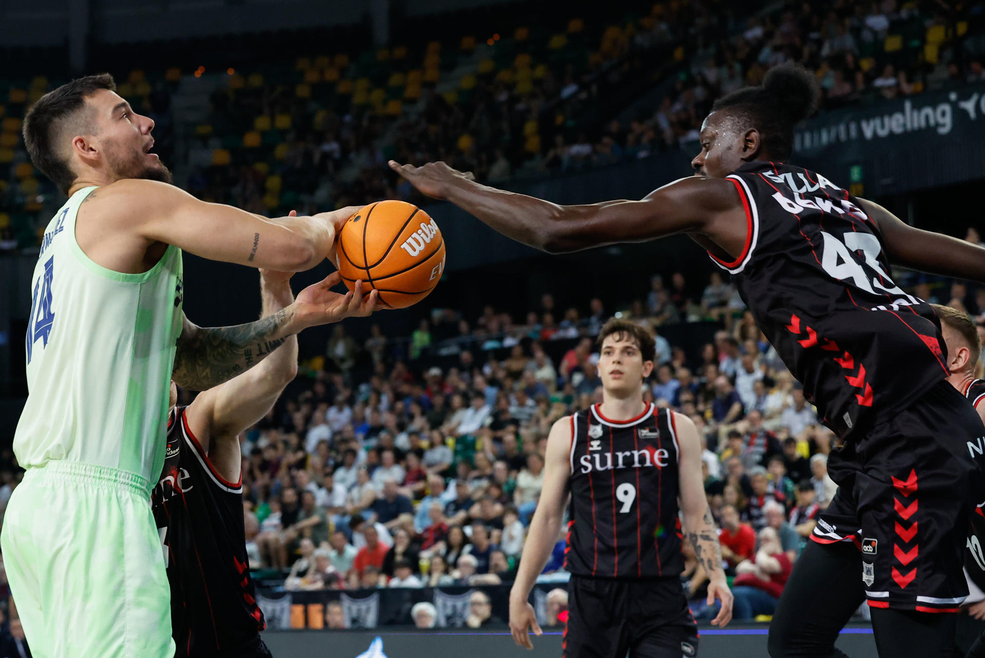 El ala pivot senegalés de Surne Bilbao, Amar Sylla (d), defiende al pivot del FC Barcelona, Willy Hernangómez, durante el encuentro de la Liga Endesa que disputan hoy viernes en el Bilbao Arena. EFE / Miguel Toña.

