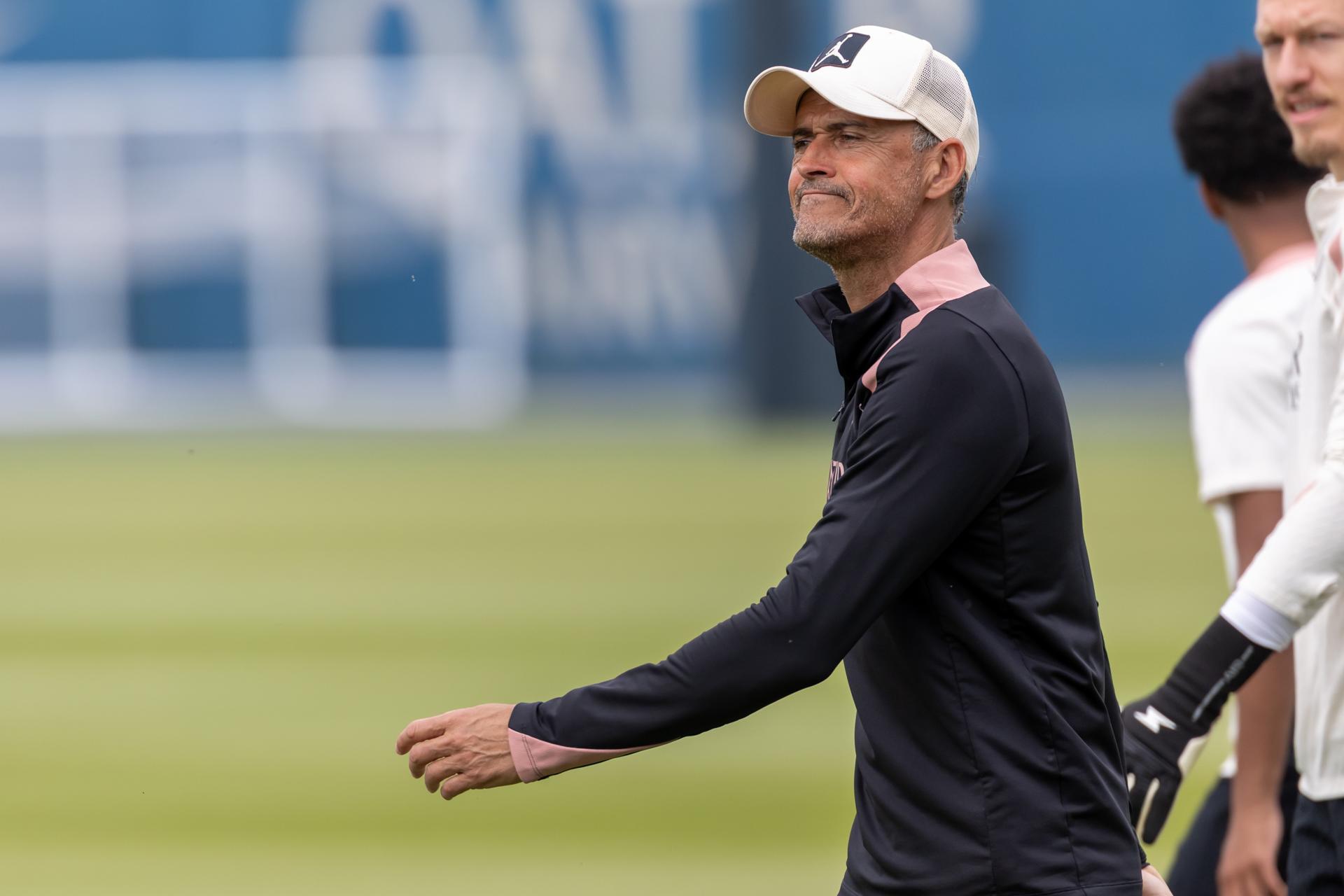 El entrenador del PSG, Luis Enrique, durante el entrenaiento de este miércoles. EFE/EPA/CHRISTOPHE PETIT TESSON