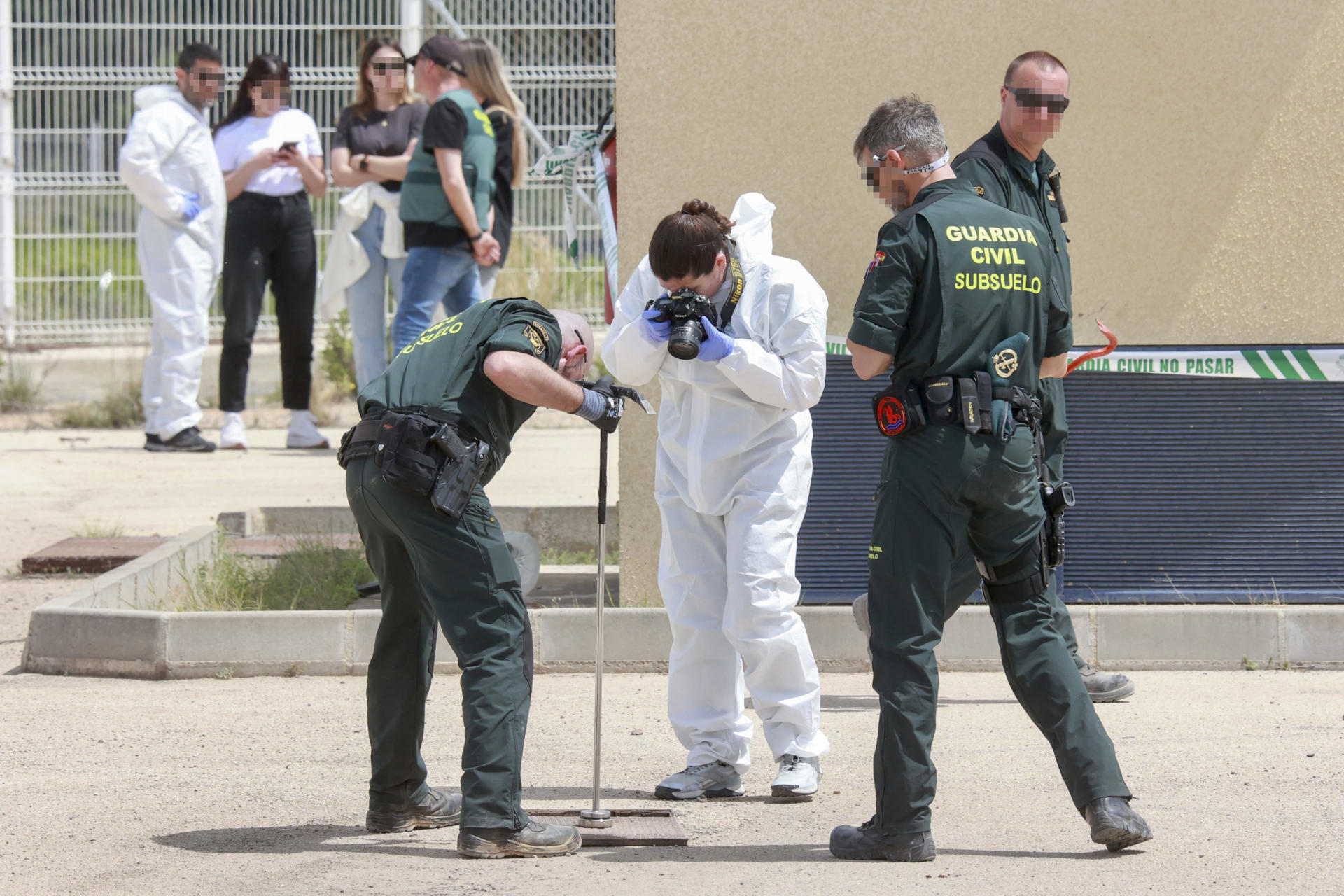 Agentes de la Guardia Civil realizaban este lunes labores de búsqueda de dos hombres desaparecidos en diciembre de 2024 en una nave industrial de gran tamaño del polígono industrial de Cabecicos Blancos, en Librilla (Murcia), propiedad de la empresa Porkytrans, inmersa en un concurso de acreedores desde 2018. EFE/Marcial Guillén