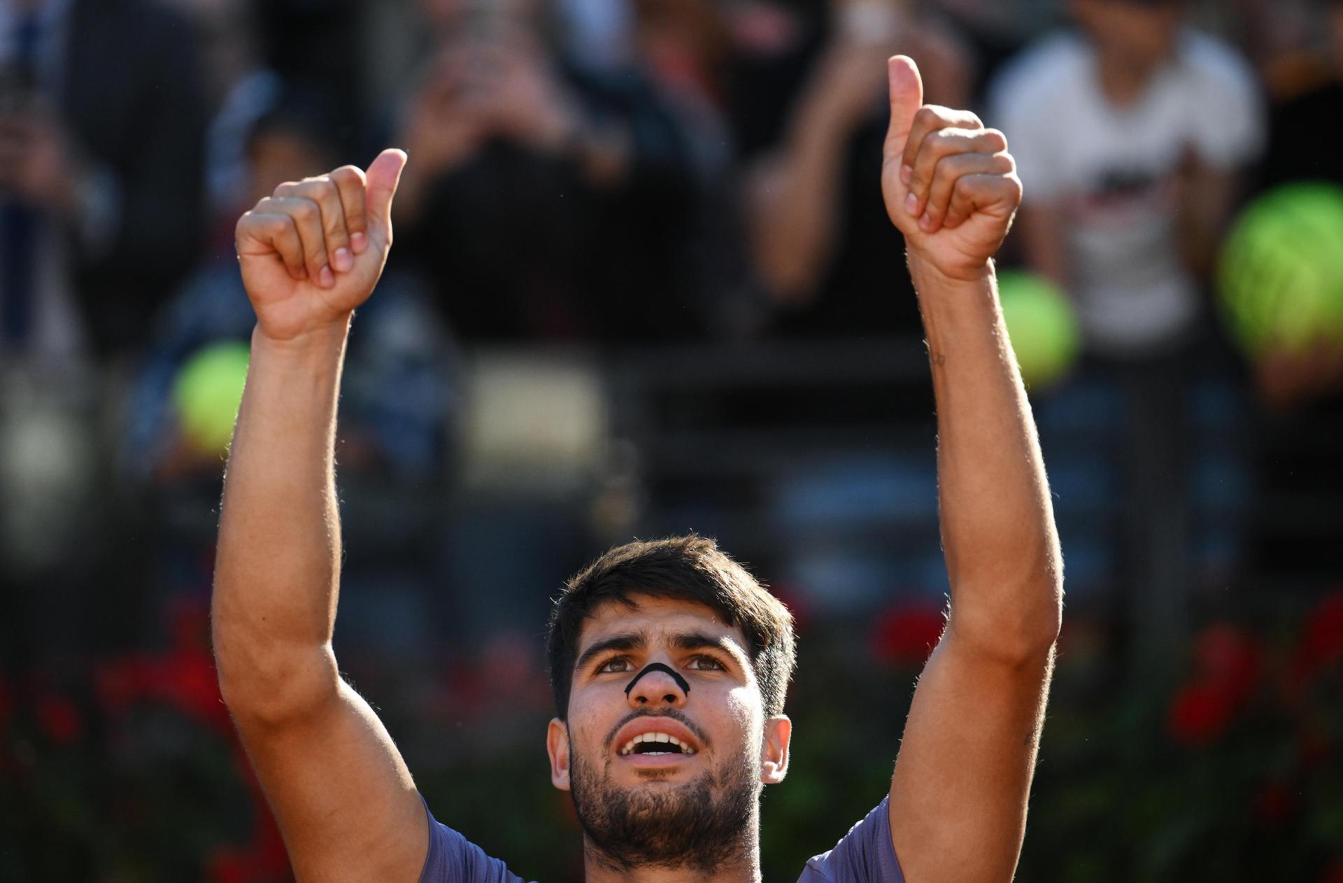 El tenista español Carlos Alcaraz se clasificó para la final del Masters 1000 de Roma, tras superar este viernes al italiano Lorenzo Musetti por 6-3 y 7-6 (4). EFE