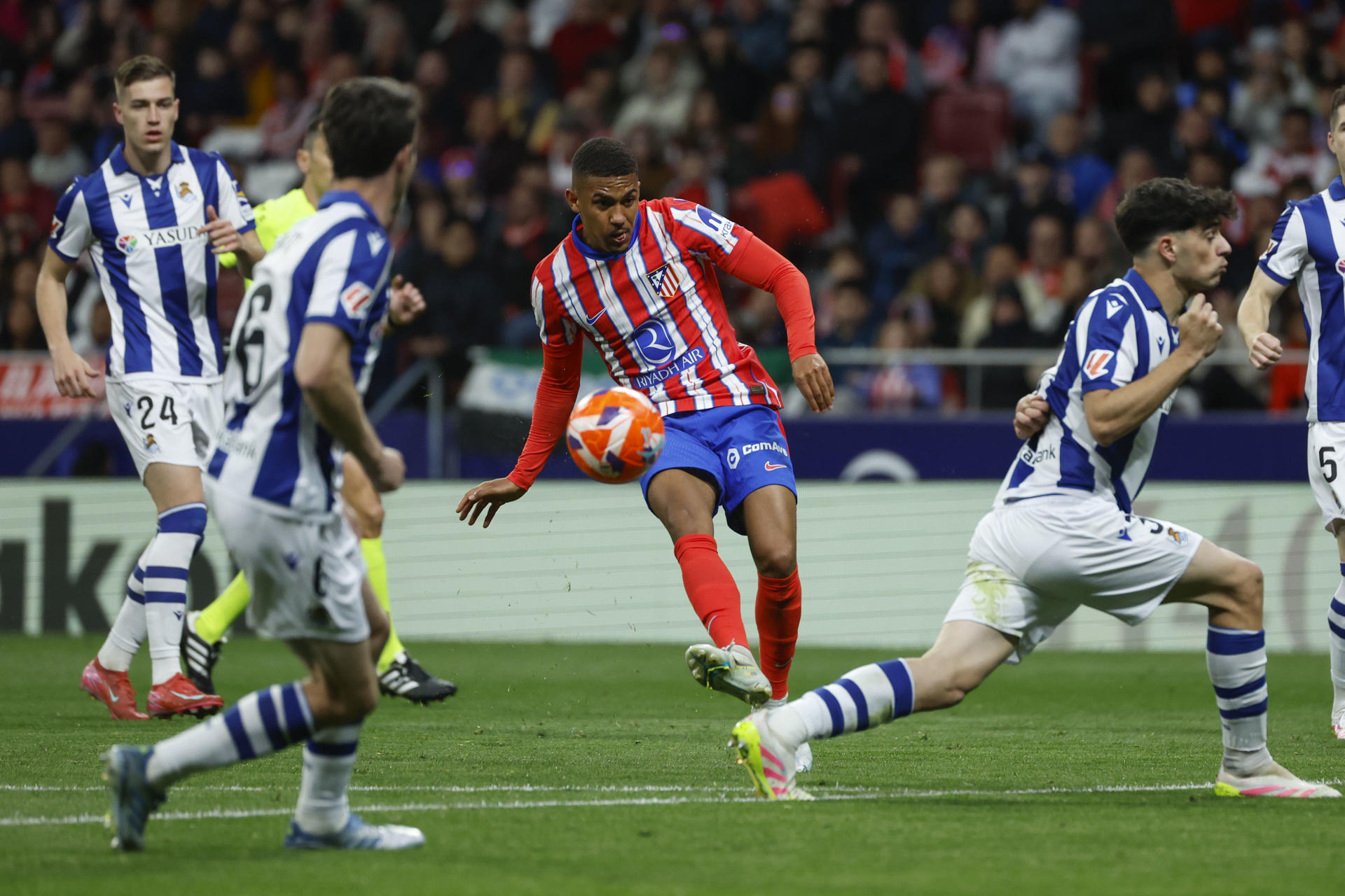 El defensa de la Real Sociedad, Jon Martín (d), y el delantero brasileño del Atlético de Madrid, Samuel Lino, durante el encuentro correspondiente a la jornada 35 de Laliga EA Sports que disputaron Atlético de Madrid y Real Sociedad en el Riyadh Air Metropolitano en Madrid. EFE / Juanjo Martín.