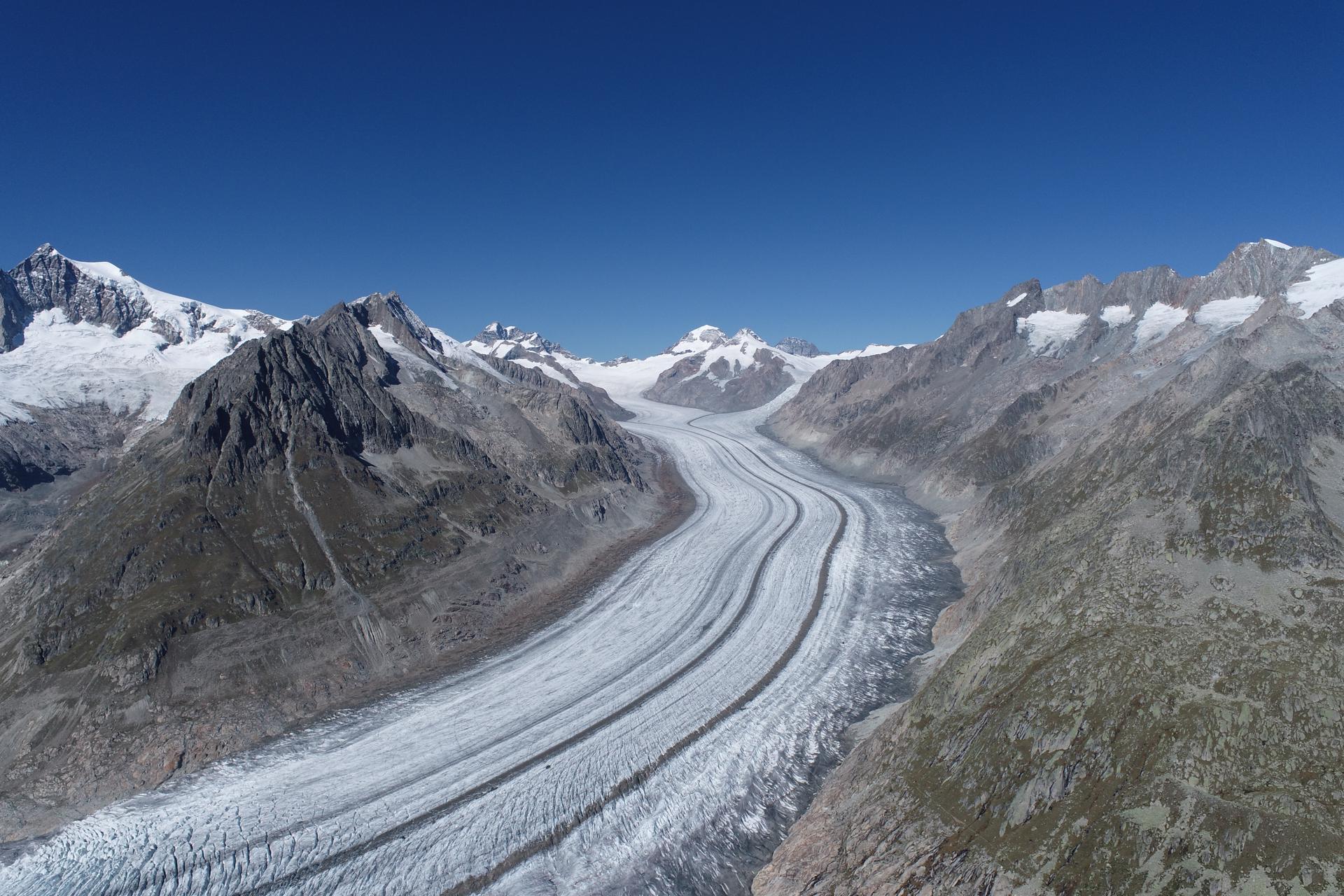 Imágenes de dron sobre el glaciar Gran Aletsch, el más largo de los Alpes. Fueron tomadas en septiembre de 2023. Crédito: Lander Van Tricht, ETH Zúrich/ Universidad Vrije de Bruselas. Archivo facilitado por la AAAS.