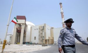 Fotografía de archivo que muestra a un agente de seguridad iraní caminando frente a la central nuclear de Bushehr, en el sur de Irán EFE/EPA/ABEDIN TAHERKENAREH *** Local Caption *** 02294903