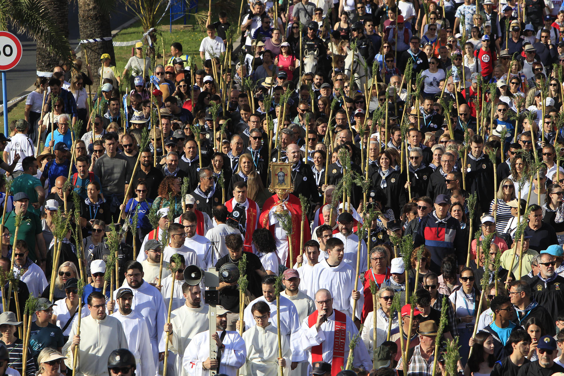 Inicio de la romería de la Santa Faz, que con unos 300.000 peregrinos es la segunda más concurrida del país tras el Rocío, este jueves en Alicante. EFE/Morell