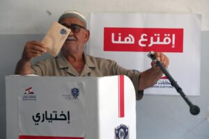 Un libanés de la localidad de Nabatieh vota este sábado en las elecciones municipales que se celebran en el sur del Líbano. EFE/Wael Hamzeh
