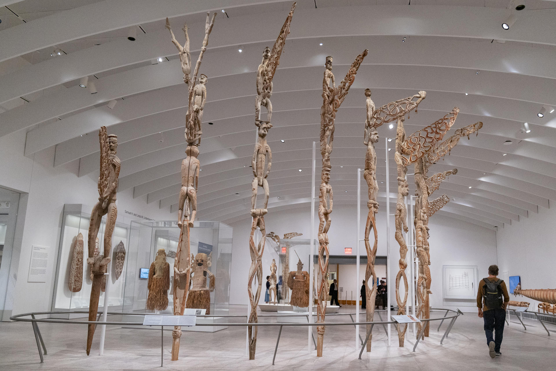 Fotografía de objetos expuestos en la sala Michael Rockefeller del Museo Metropolitano de Arte (Met) este miércoles, en Nueva York (Estados Unidos). EFE/ Ángel Colmenares