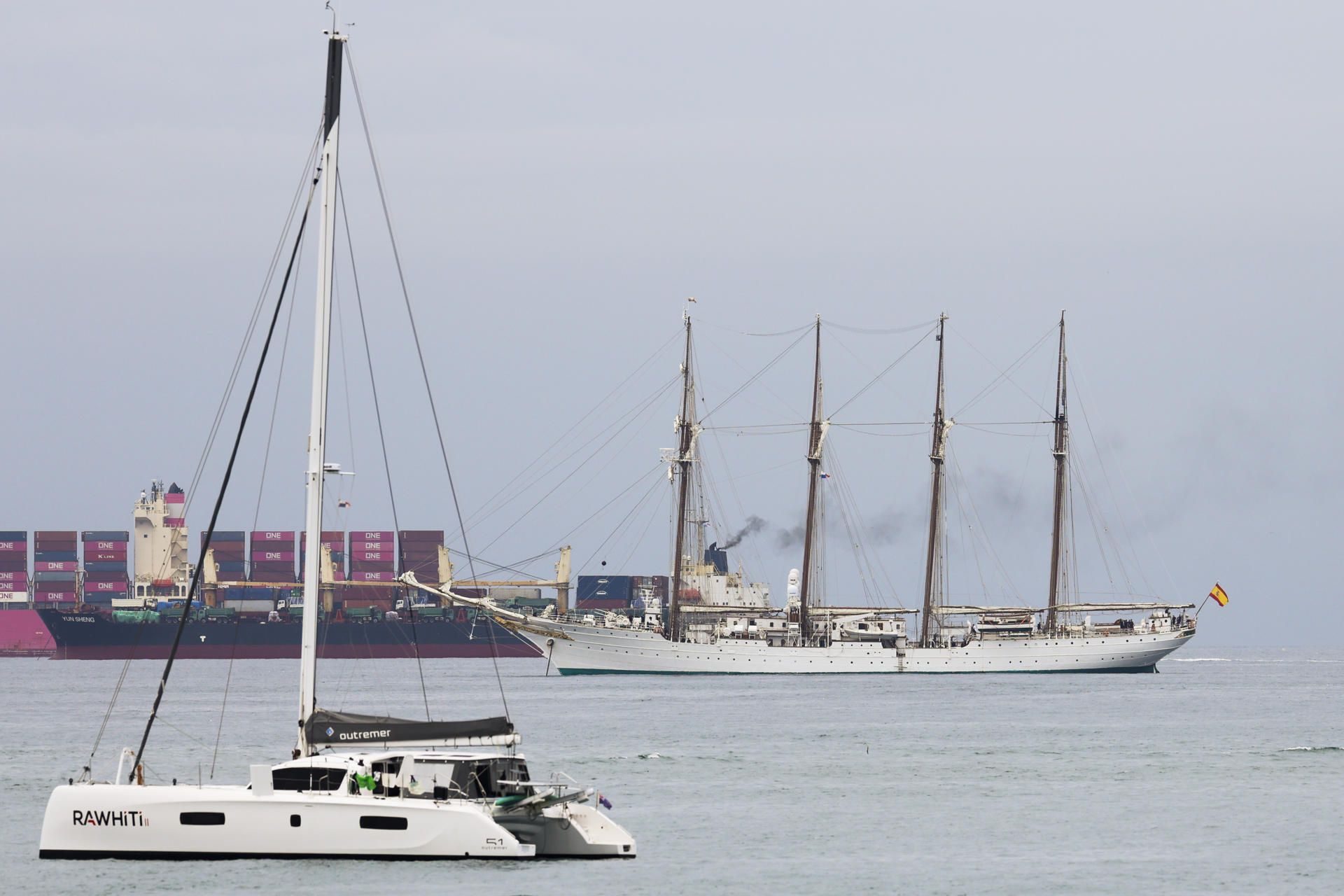 Fotografía que muestra el buque escuela español Juan Sebastián Elcano, entrando a la terminal de Cruceros de Amador este viernes en Ciudad de Panamá (Panamá). EFE/Bienvenido Velasco