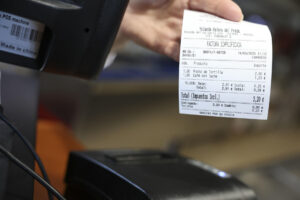 Imagen de archivo de precios de alimentos en un supermercado de Toledo. EFE/ Ismael Herrero