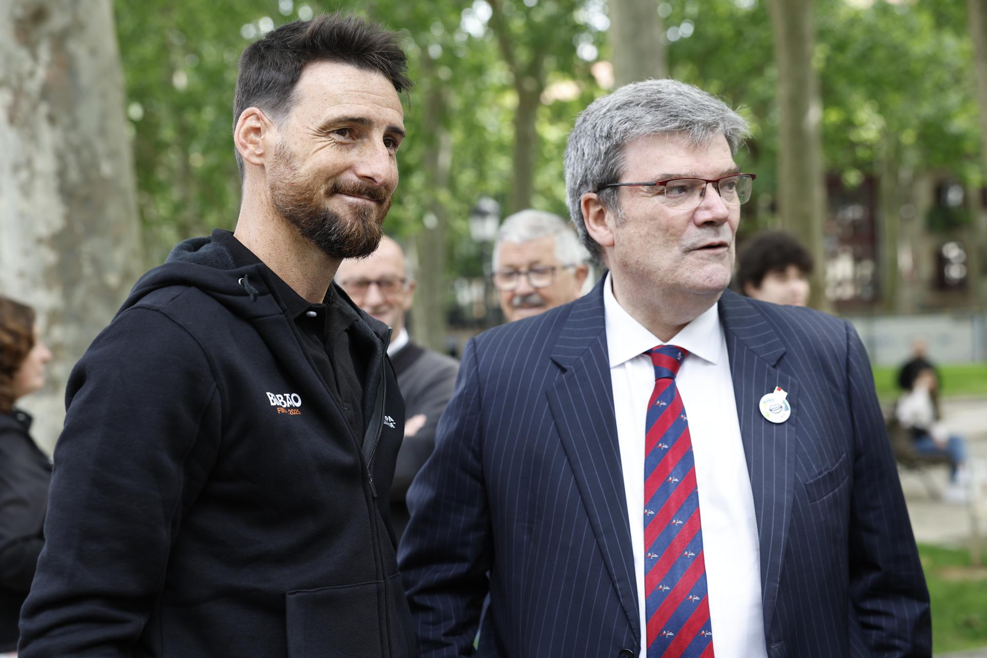 El alcalde de Bilbao, Juan Mari Aburto (d), y el exjugador del Athletic Aritz Aduriz (i), embajador de la UEFA para esta edición, han participado este martes junto a otros representantes institucionales en la apertura del Fan Festival de la Final de la Europa League 2025 que se disputa el próximo miércoles en el estadio de San Mamés en Bilbao. EFE/ Miguel Toña