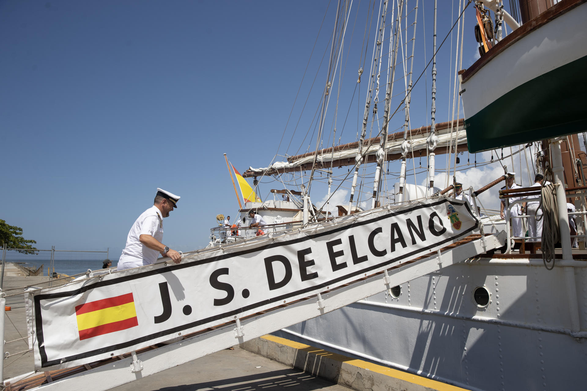 Fotografía del buque escuela de la Armada española Juan Sebastián de Elcano, donde se está formando la heredera de la corona, la princesa Leonor, este sábado, en Santo Domingo (República Dominicana). EFE/ Orlando Barría