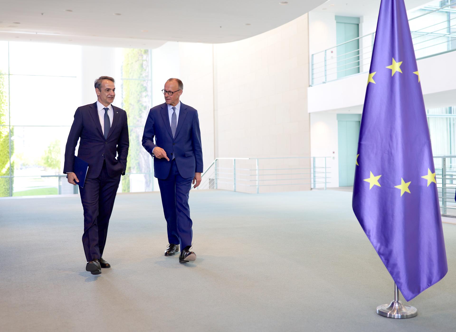 El canciller alemán Friedrich Merz (derecha) y el primer ministro griego Kyriakos Mitsotakis (izquierda) llegan a una conferencia de prensa después de las conversaciones en la Cancillería en Berlín, Alemania, 13 de mayo de 2025. (Alemania, Grecia) EFE/EPA/HANNIBAL HANSCHKE
```