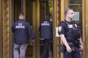 Alguaciles federales trabajan fuera de un tribunal federal mientras continúa el juicio de Sean 'Diddy' Combs en Nueva York (EE.UU.). EFE/EPA/SARAH YENESEL