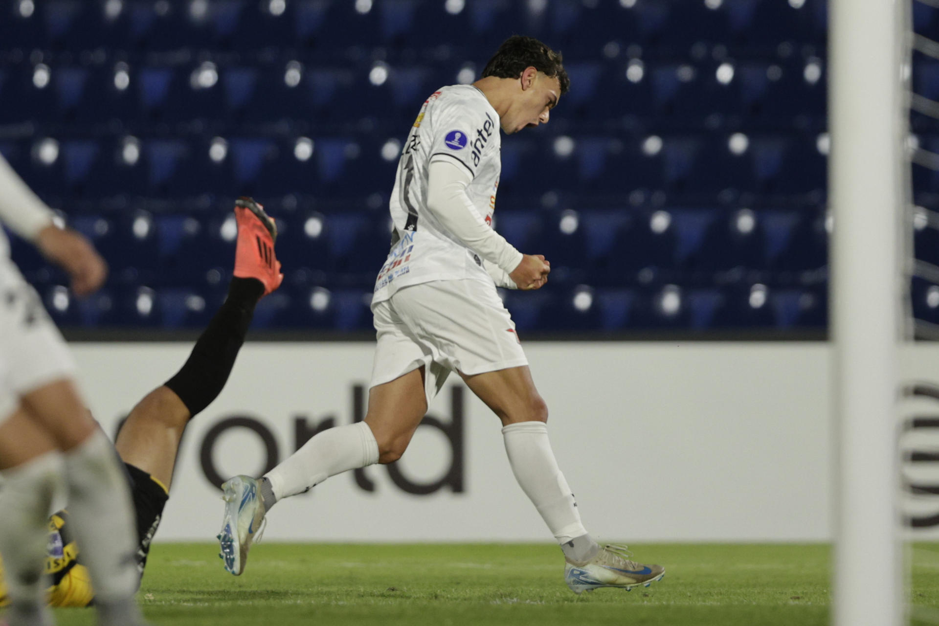 Guillermo López celebra uno de los cinco goles que Boston River marcó este miércoles a Guaraní en el estadio asunceno Defensores del Chaco en el cierre de la fase de grupos de la Copa Sudamericana. EFE/ Juan Pablo Pino