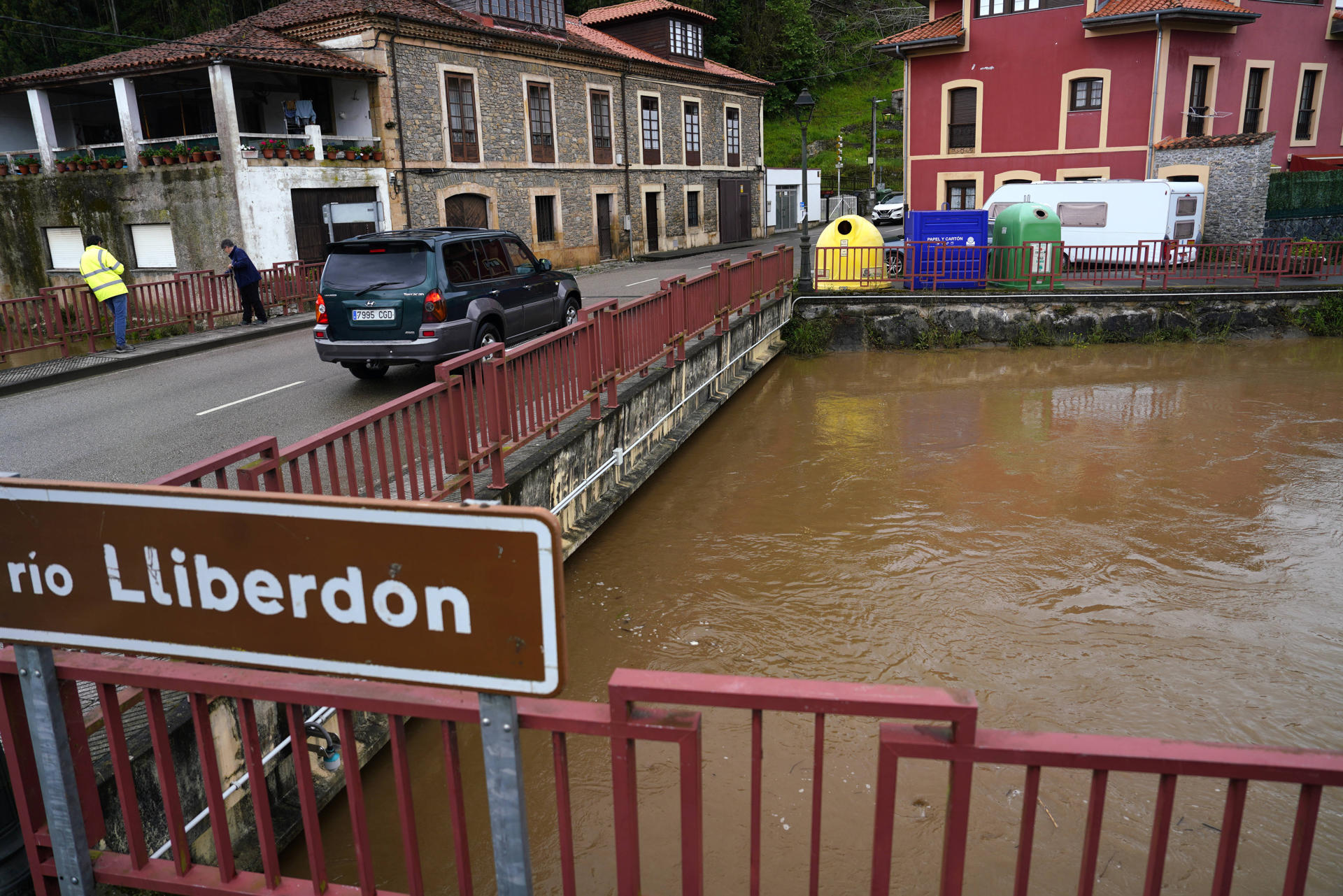 Caudal del río Lliberdón anegando los alrededores de su cauce a la altura de la localidad de Colunga, Asturias este jueves. EFE/Paco Paredes