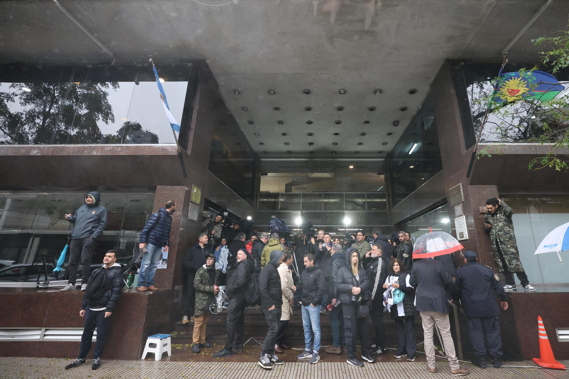 Medios de comunicación y seguidores de Diego Armando Maradona esperan a las afueras de los tribunales de San Isidro donde se lleva a cabo el juicio por la muerte de Maradona en Buenos Aires (Argentina). EFE/ Juan Ignacio Roncoroni
