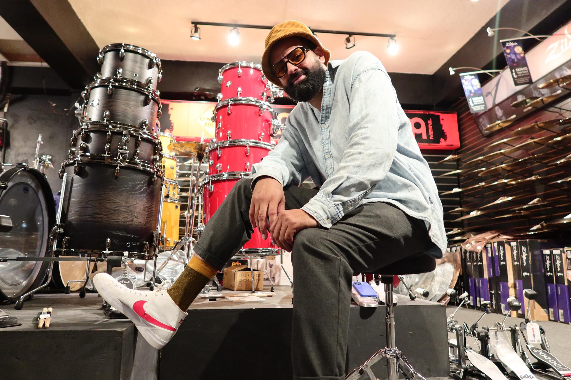 El músico y cantante puertorriqueño David Rivera posa durante una entrevista con EFE en una tienda musical en Guaynabo (Puerto Rico). EFE/ Jorge J. Muñiz