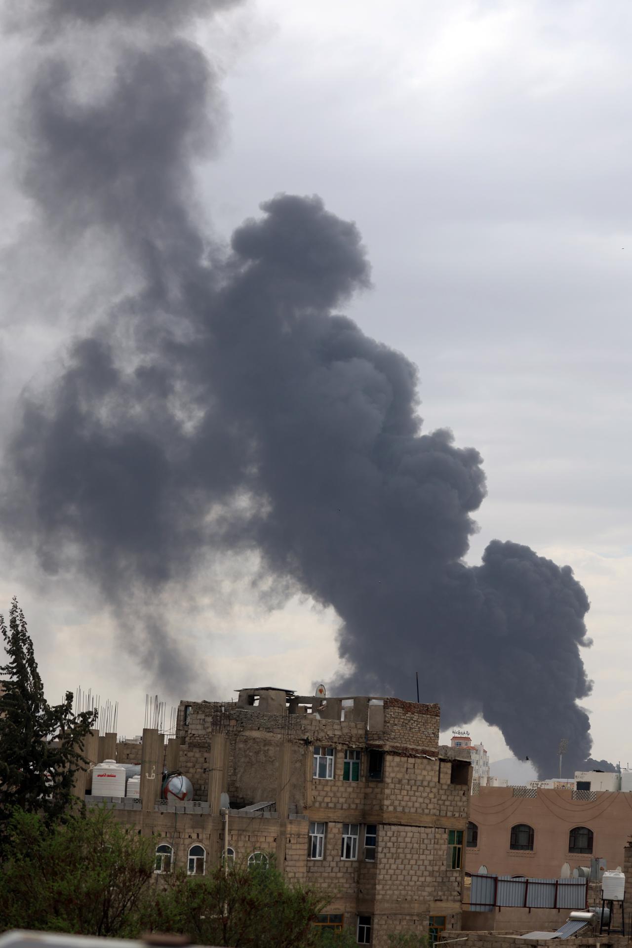 El humo se eleva sobre los edificios tras los ataques aéreos israelíes en Saná, Yemen, 06 de mayo de 2025. Israel ha llevado a cabo una oleada de ataques aéreos contra la capital de Yemen, Saná, un día después de atacar el puerto de Hodeida en respuesta a un misil hutí que cayó cerca del aeropuerto Ben Gurion de Israel, según informó la televisión Al-Masirah, gestionada por los hutíes. EFE/EPA/YAHYA ARHAB