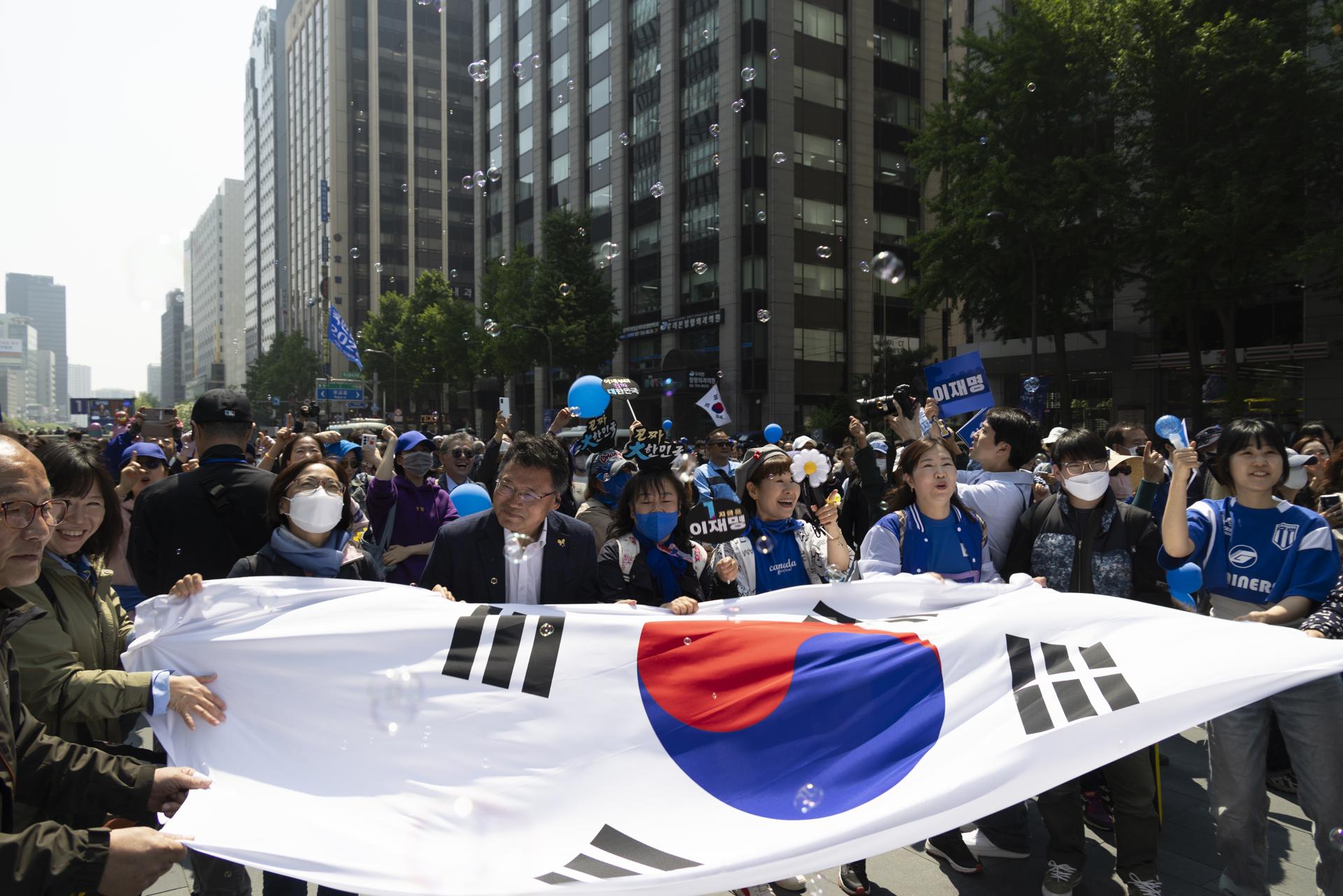 Partidarios de Lee Jae-myung, candidato presidencial del Partido Demócrata, vitorean con la bandera nacional de Corea del Sur durante una campaña electoral en Seúl, Corea del Sur. EFE/EPA/JEON HEON-KYUN