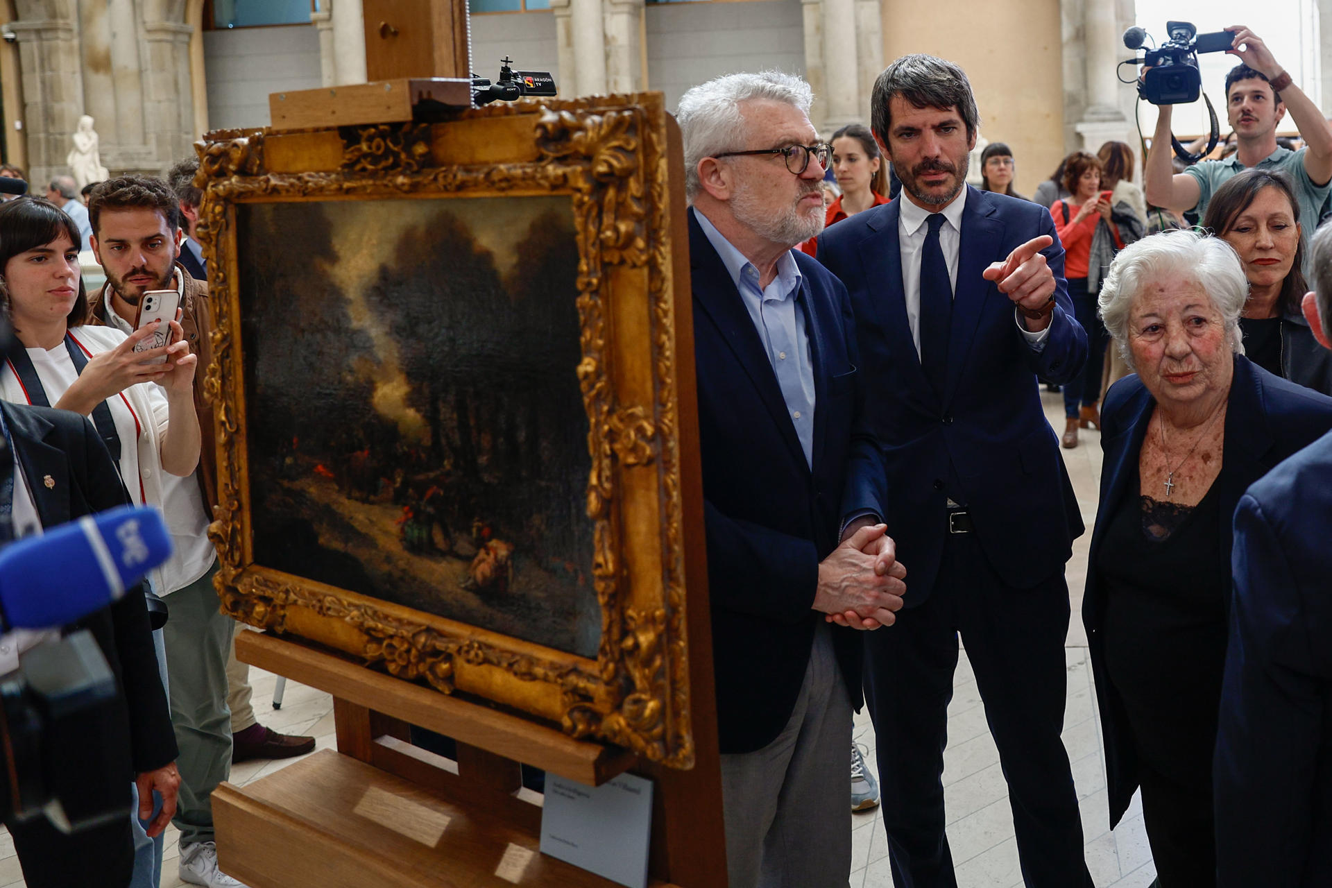 El ministro de Cultura, Ernest Urtasun (2d), preside el acto de restitución de varias obras incautadas durante la guerra civil y no devueltas por el franquismo, este jueves en el Museo del Prado de Madrid. EFE/ Rodrigo Jiménez