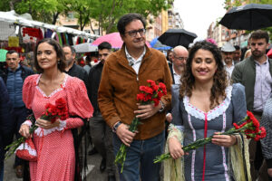 El secretario general del PSOE de Madrid, Óscar López (c) y la portavoz del PSOE en el Ayuntamiento, Reyes Maroto (i) a su llegada a la Padrera de San Isidro durante las fiestas de Madrid este jueves.  EFE/ Fernando Villar
