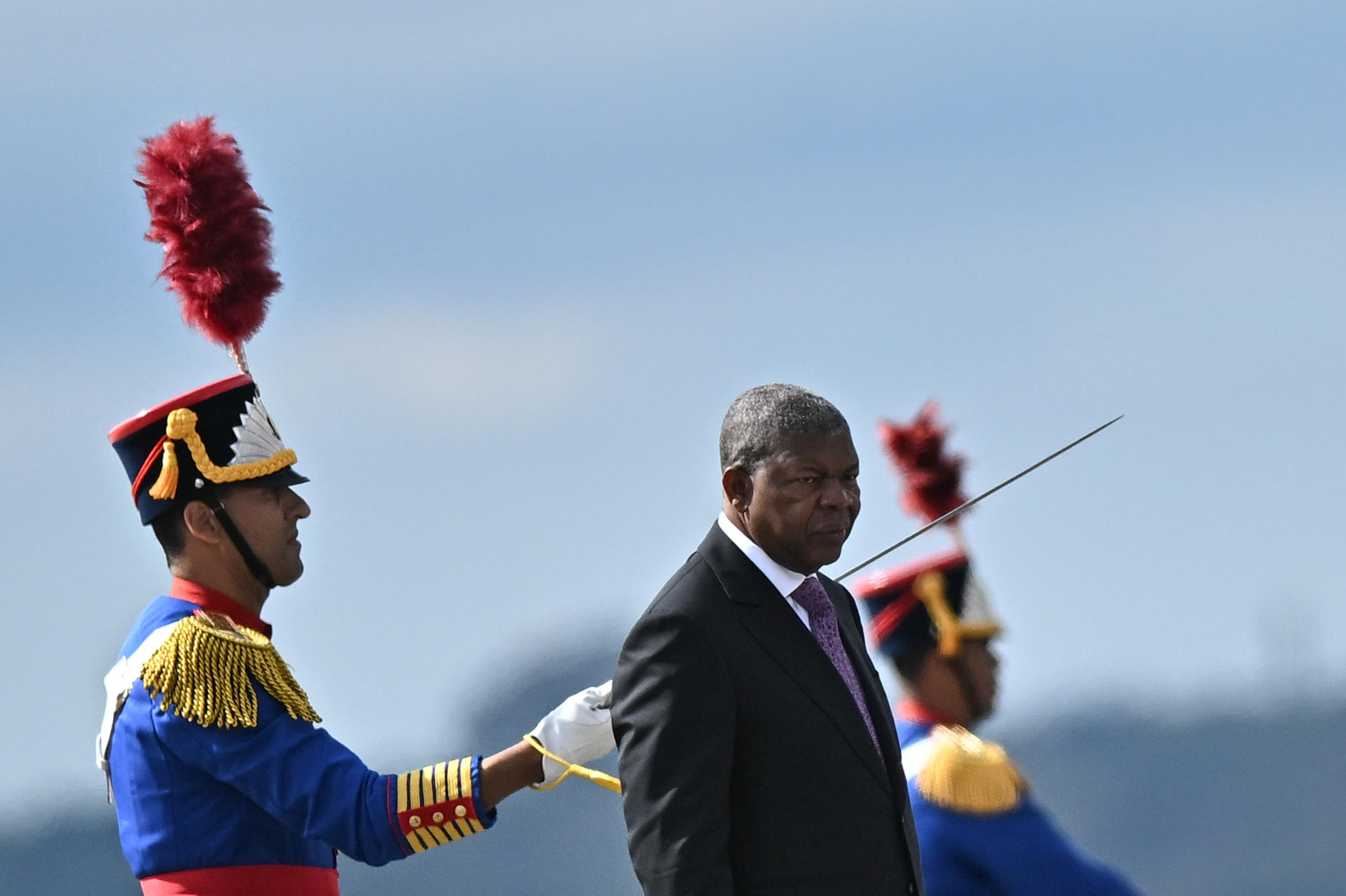 El presidente de Angola, João Lourenço (c), camina delante de soldados de las tropas de honor durante su llegada para una visita de Estado este viernes, en el Palacio del Planalto en Brasilia (Brasil). EFE/Andre Borges