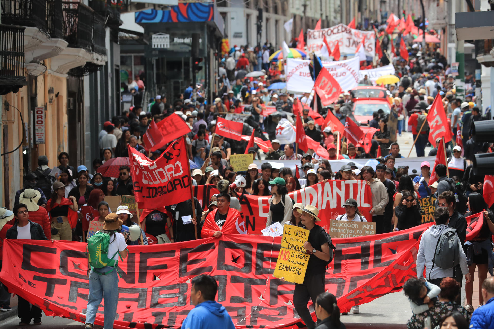 Personas participan en una manifestación en conmemoración del Día Internacional de los Trabajadores este jueves, en Quito (Ecuador). EFE/ José Jácome