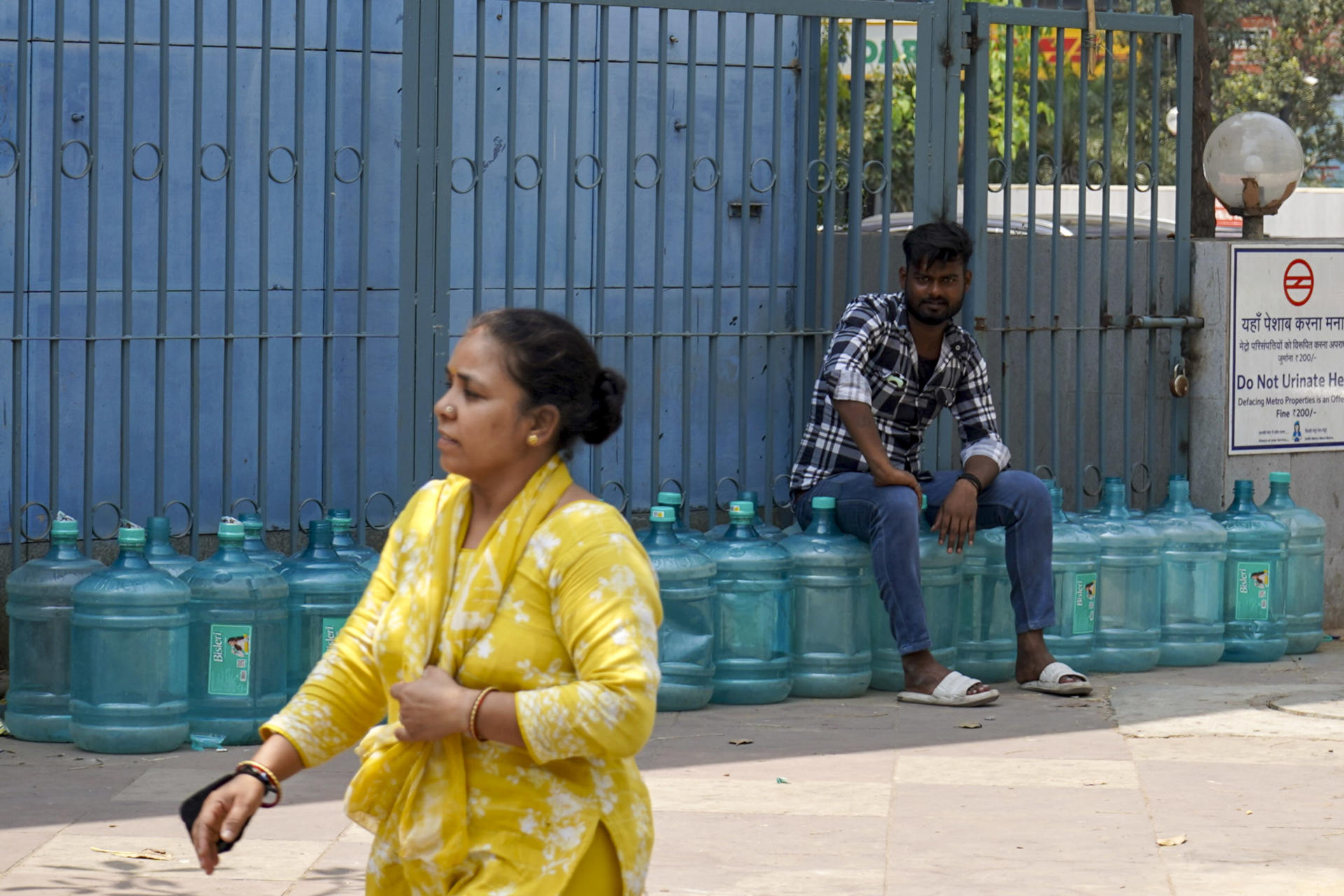 Ciudadanos de Nueva Delhi el pasado 8 de abril bajo las altas temperaturas que afectaban al noroeste del país.-EFE/ Lucía Goñi/Archivo