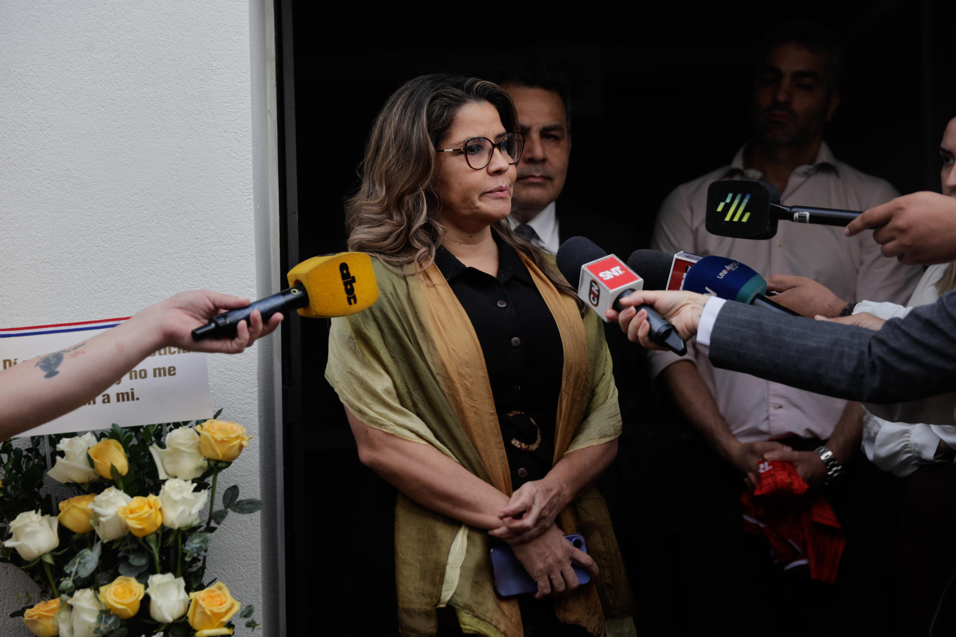 La abogada representante de Claudia Aguilera, Cecilia Pérez, habla con la prensa durante un homenaje a tres años del homicidio del fiscal paraguayo Marcelo Pecci, este sábado en el cementerio la Recoleta en Asunción (Paraguay). EFE/ Juan Pablo Pino