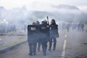 Fotografía del 14 de mayo de 2025 que muestra a integrantes de la Unidad de Control de Multitudes de Panamá (UCM) que se enfrentan a manifestantes durante una protesta en Viguí Veraguas (Panamá). EFE/ Bienvenido Velasco